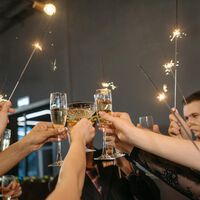 Por qué brindamos: el verdadero significado de chocar las copas, según la psicología 