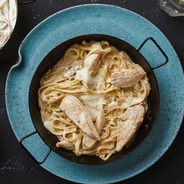 Pechugas a la carbonara con queso parmesano, la receta económica y cremosa que se prepara en 20 minutos