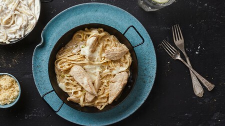 Pechugas a la carbonara con queso parmesano, la receta económica y cremosa que se prepara en 20 minutos