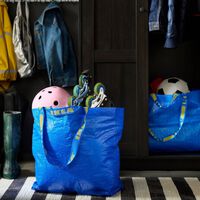 IKEA actualiza y relanza su mítica bolsa azul FRAKTA: con asas fusionadas y dos tamaños a elegir desde 0,50 euros 