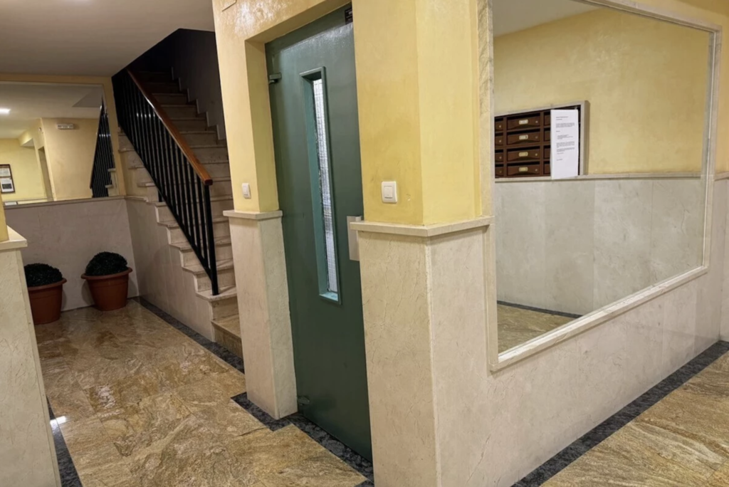 Querían un ascensor en un bloque viejo y no había espacio: la solución de la justicia ha sido ocupar parte de una vivienda