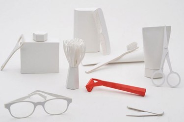 Una maquinilla de afeitar desechable hecha completamente de papel