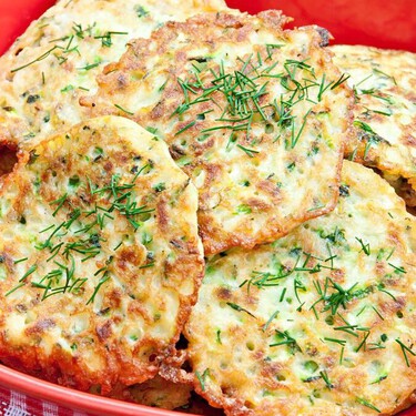 Cómo hacer tortitas de papa con brócoli, son crujientes por fuera y suaves por dentro: llevan un ingrediente secreto