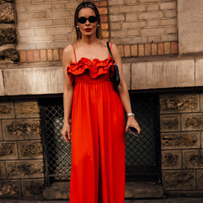El vestido de fiesta sofisticado, elegante y cómodo que está arrasando en las segundas rebajas de Sfera cuesta menos de 40 euros 