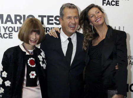Mario Testino inaugura exposición en Boston con sus chicas