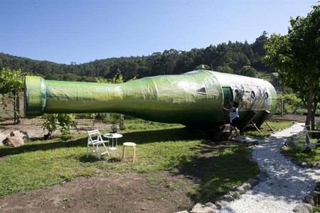 La botella de albariño más grande del mundo se convierte en una habitación de hotel