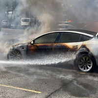 Un huracán ha sacado a relucir el peor problema de los coches eléctricos con el agua: la combustión espontánea