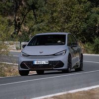 El CUPRA Born e-Boost quiere ser un anti-Tesla Model 3: 6.300 euros más barato y más autonomía