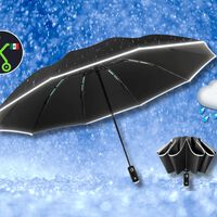 Además de cubrirte de la lluvia, este paraguas incluye tiras reflectantes y lámpara LED para que la oscuridad no sea un riesgo en tu camino 