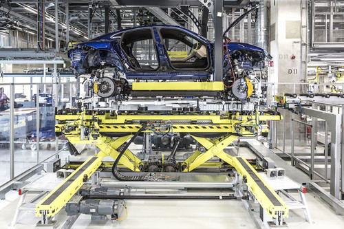 La fabricación del Porsche Taycan: robots autónomos, suelo de madera y mucha tecnología para el coche eléctrico