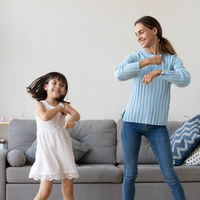 Bailar en familia tiene grandes beneficios para todos: así repercute positivamente el baile en adultos y niños