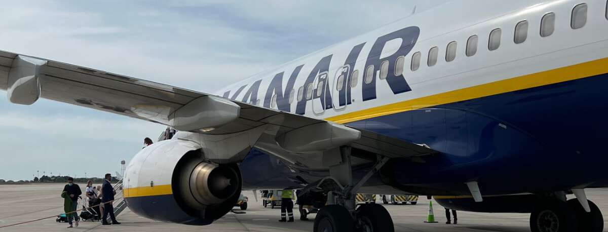 Ryanair impide en Madrid subir al avión a una pareja por grabar con el móvil en la puerta de embarque