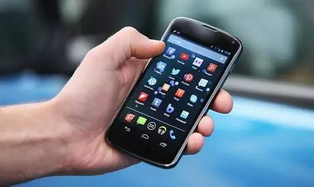 Consejos si tu móvil cae al agua, ¿qué opciones hay? 