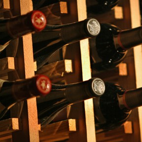 En Ikea hay un botellero de madera maciza perfecto para ordenar hasta nueve vinos y sale por menos de 13 euros