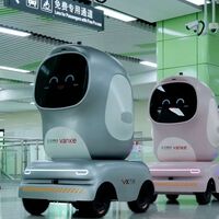 No puedes subir al metro de Madrid con un patinete eléctrico. En el de China, los robots ya son un pasajero más 