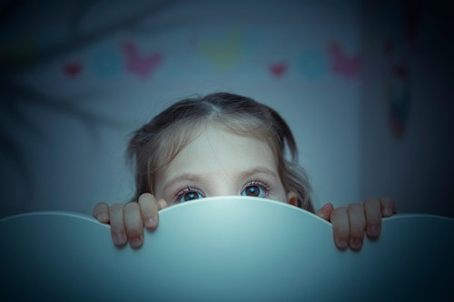 Miedos y fobias en la infancia: a qué temen desde que son bebés hasta la adolescencia