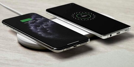 Cargar dos dispositivos inalámbricos cuesta la mitad con la base de carga Belkin Boost Charge. Macnificos la tiene por 24,99 euros