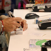 España llevaba medio siglo usando el cúter en las farmacias. Hasta que se ha decidido a digitalizarlo
