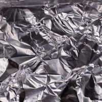 El papel de aluminio tiene una cara que brilla y otra mate, y no siempre da igual usar una u otra para los alimentos 