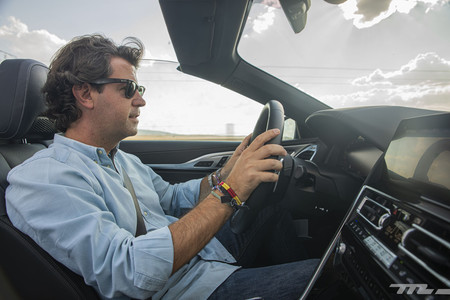 BMW M850i Cabrio conduciéndolo