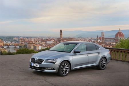 El Škoda Superb híbrido enchufable confirmado para 2019