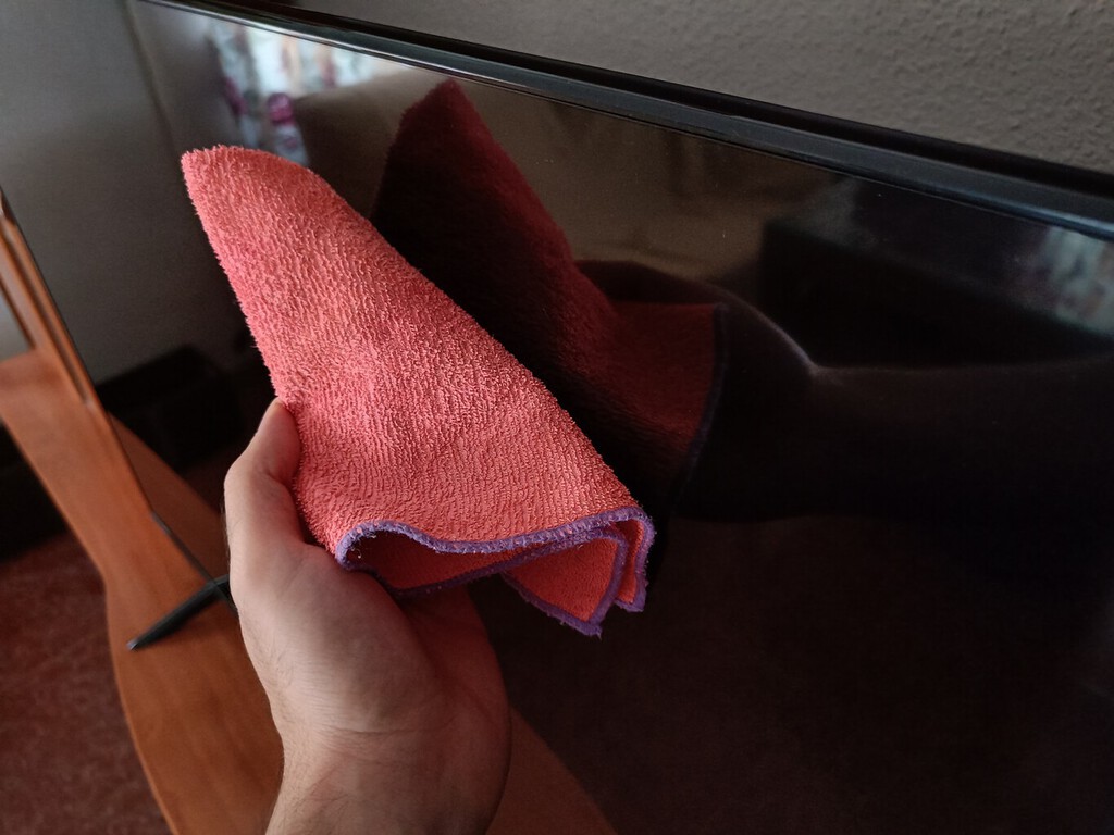 No hace falta ser científico ni astronauta para limpiar tu Smart TV, pero si no tomas estas precauciones puedes acabar cargándotela 