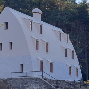 Durante décadas no se supo quién construyó este chalet para mineros en Barcelona. Ahora sabemos que fue obra de Gaudí 