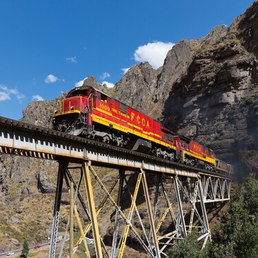"Colocaré raíles allí donde andan las llamas": el tren que atraviesa 68 túneles y 55 puentes hasta casi 5.000 metros en los Andes 