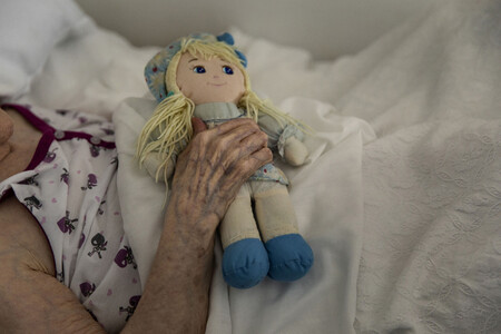 Una serie de Santi Palacios sobre las residencias de mayores durante la pandemia gana el Premio de Fotografía Humanitaria Luis Valtueña 2020