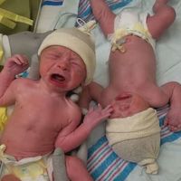Las tiernas imágenes de unos gemelos recién nacidos que lloran cuando los separan