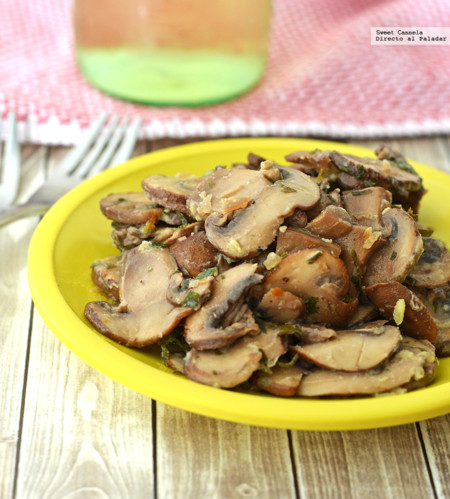 Hongos a la mantequilla con vino blanco. Receta