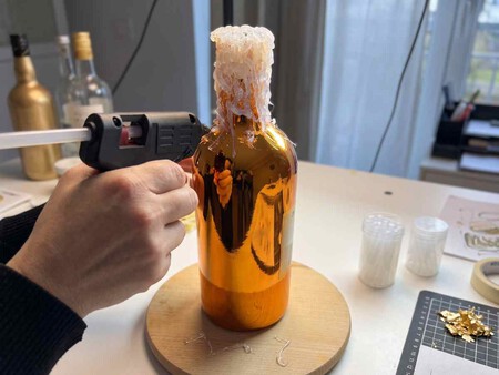 Cómo hacer un florero con una botella de vino, una idea fácil y elegante para decorar tu casa