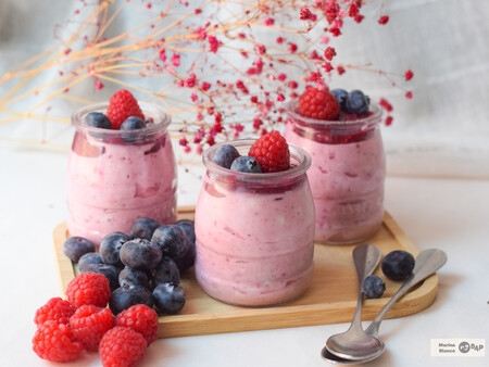 Mousse de frutos rojos, receta fácil de un postre irresistible, de textura ligera pero sabor intenso
