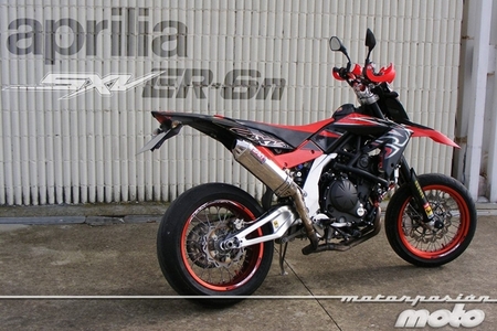 Aprilia SXV con motor Kawasaki ER-6, miniprueba (conducción)
