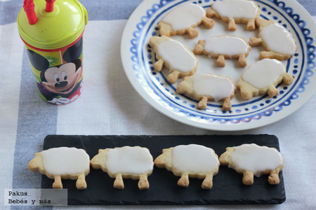 Rebaño de ovejas de galleta y cobertura de queso. Receta para hacer con niños