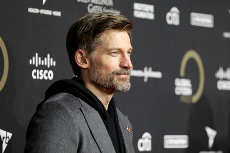 Sudadera, americana y jeans: la rara combinación de Nikolaj Coster-Waldau que triunfa en la red carpet