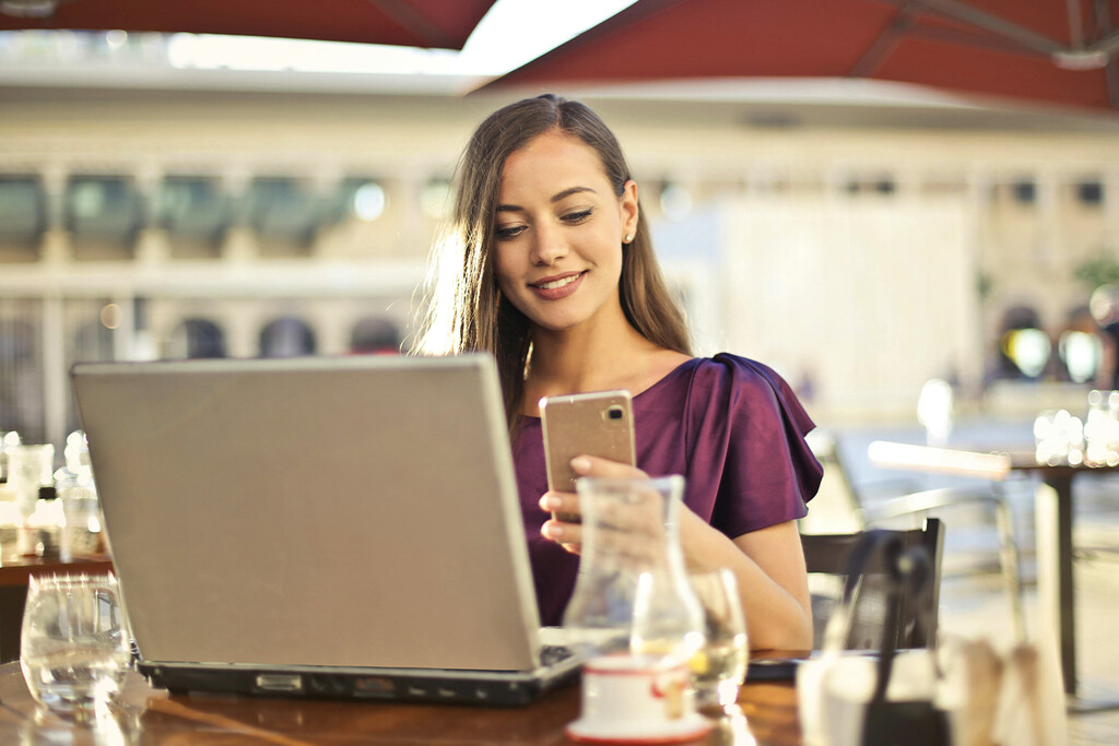 El auge del teletrabajo ha creado una tendencia que no hemos visto venir. Mientras aumentan los WFH Husband, las mujeres vuelven a la oficina. Noticias en tiempo real