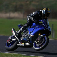 Se saltó un semáforo en rojo con su Yamaha R1. Ahora se ha quedado sin moto, con una multa épica y exiliado de las carreteras dos años