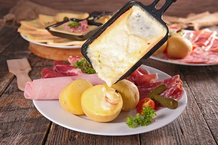 Qué es la raclette y cómo prepararla: la guía definitiva para disfrutar de este magnífico plato de queso suizo