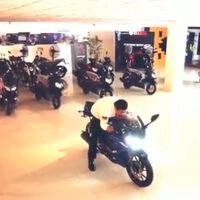 Las cámaras de seguridad le pillan probando la R125 que tenía que vigilar... ¡y Yamaha le premia!