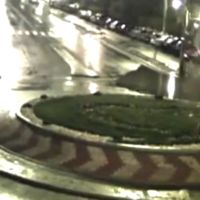 Un auto salta una glorieta al puro estilo de Hollywood