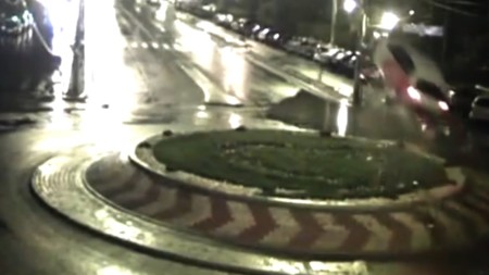 Un auto salta una glorieta al puro estilo de Hollywood