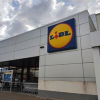Lidl lanza la sombrilla con un toque de lujo que es ideal para protegernos del sol en la terraza o el balcón 