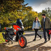 El nuevo Aprilia SR GT es un scooter con vocación aventurera, cargado de tecnología y que estrena motores de hasta 17 CV