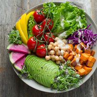 Pensábamos que el gran reto del veganismo era la vitamina B12. Un estudio apunta a que son las relaciones sociales
