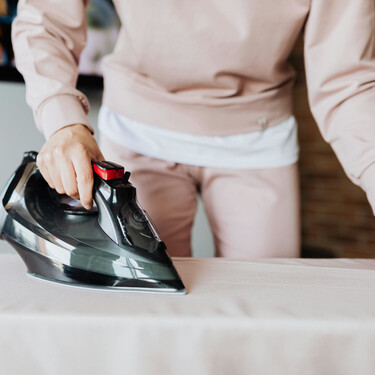 Una plancha sucia puede arruinar tu ropa: aprende a limpiarla correctamente con estos sencillos trucos