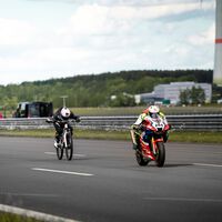 Una bicicleta de serie atada a una Honda CBR1000RR-R. ¿El resultado? Un récord mundial a 272 km/h 