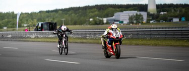 Una bicicleta de serie atada a una Honda CBR1000RR-R. ¿El resultado? Un récord mundial a 272 km/h