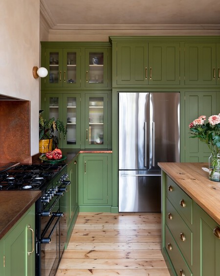 A Green Kitchen Has Always Been Cool Muddy And Muted Tends To Be Everyone S Preference But Thes