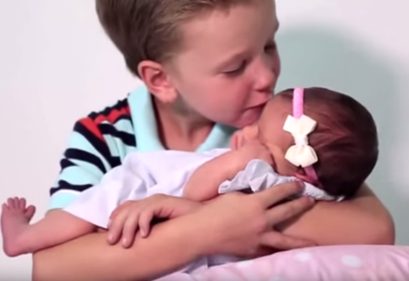 ¡Al fin llegó la niña! Sus seis hermanos varones le dan la bienvenida en este bonito vídeo